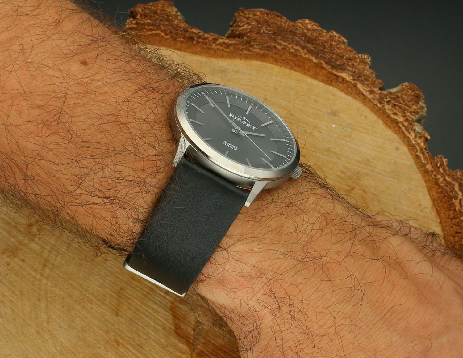 Elegancki zegarek męski Bisset z tytanową kopertą, skórzanym paskiem, mechanizmem RONDA SWISS EOL i szafirowym szkłem. Wodoszczelność 30M, odporny na zachlapania.1.webp